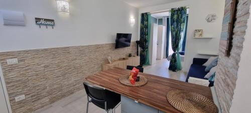 a kitchen and living room with a table and chairs at Monolocale Splendida casa vacanze in Tenerife del Sur Casa Mimì in Arona