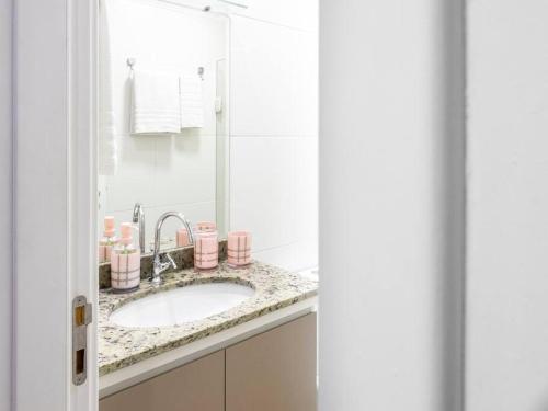 bagno con lavandino e specchio di Apartamento em São Paulo-Bela Vista-Studio Novo a San Paolo
