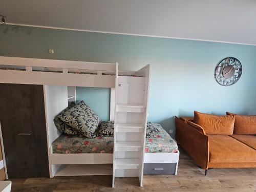 een slaapkamer met een stapelbed en een bed bij MICHALCZYKA APARTAMENT in Wrocław