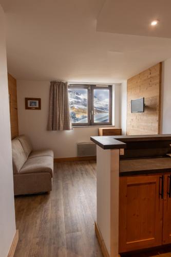 un salon avec un canapé et une table dans l'établissement Tignes - Beau studio pied pistes, à Tignes
