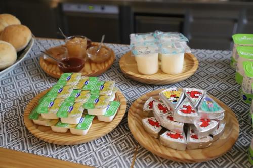 una mesa con platos de comida encima en Quinta Vale de Sousa - Douro Valley, en Peso da Régua