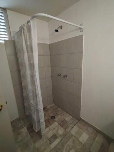 y baño con ducha y cortina de ducha. en RESIDENCIA CASA BLANCA, en Casa Blanca La Corregidora