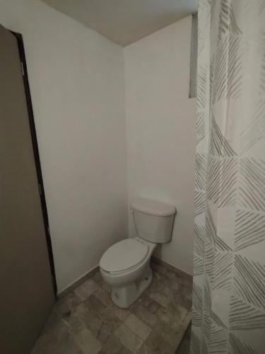 Habitación con baño pequeño con aseo. en RESIDENCIA CASA BLANCA, en Casa Blanca La Corregidora