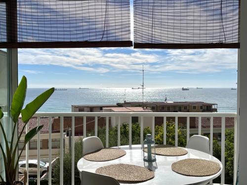 a balcony with a table and chairs and the ocean at Inmejorables vistas al mar, apartamento boutique in Tarragona