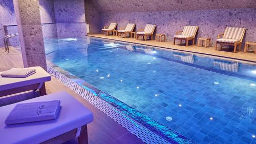 科帕奧尼克的住宿－Grey Hotel Kopaonik，一个带桌椅的大型游泳池