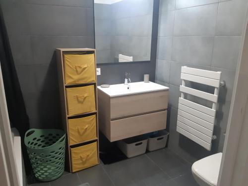 un piccolo bagno con lavandino e specchio di Appartement Proche du Port de Bonifacio a Bonifacio
