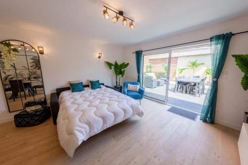 En eller flere senge i et værelse på L'Escale Tropicale, appartement indépendant avec terrasse privative