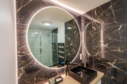 Bilik mandi di L'Escale Tropicale, appartement indépendant avec terrasse privative