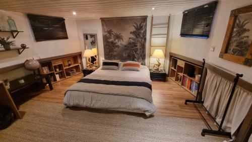 una camera con un grande letto di Logement vue sur la seine a Boulogne-Billancourt