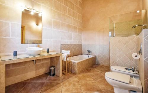 a bathroom with a sink and a toilet and a tub at Ribas in Santa Margarita