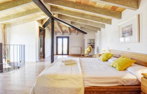 a large bed in a room with wooden ceilings at Ribas in Santa Margarita