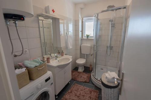本科瓦茨的住宿－Kuća za odmor M&J，带淋浴、盥洗盆和卫生间的浴室