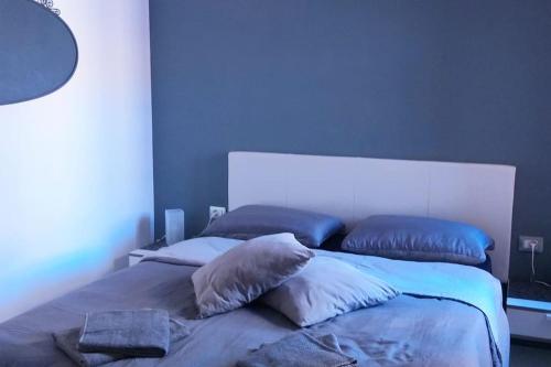 a bedroom with a bed with two pillows on it at APPARTEMENT 1 CHAMBRE - COSTA DEL SILENCIO in Costa Del Silencio