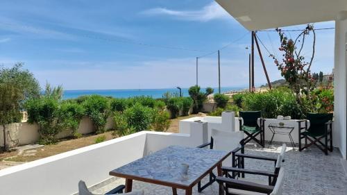 Beachfront Oleanders House in Skala