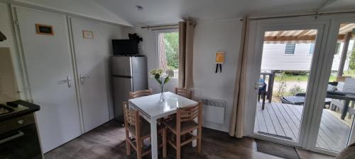 Photo de la galerie de l'établissement mobil home 708 chez Eric et Valérie, calme et ombragé., aux Mathes