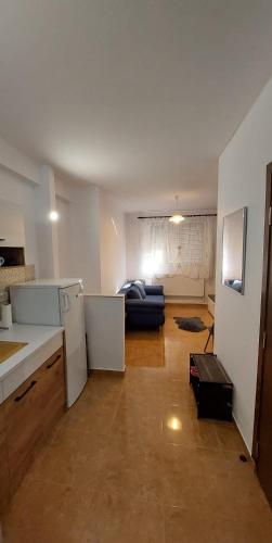 an empty kitchen and living room with a couch in it at Cristina's place Arad in Arad