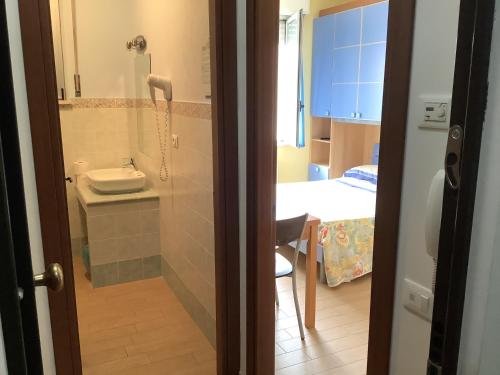 Habitación con baño con ducha y lavabo. en Oasi Mare, en Numana