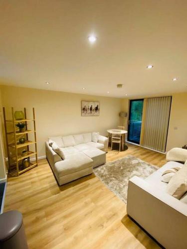 a living room with two couches and a table at Liverpool City Centre Modern Apartment fits 6 people in Liverpool