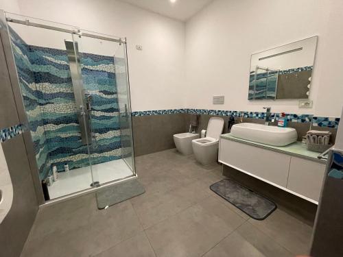 een badkamer met douche, wastafel en toilet bij Il Teatrino del Bonajuto in Caltagirone