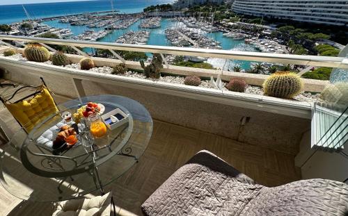 d'un balcon avec une table et une vue sur le port. dans l'établissement Sea view Marina Baie des Anges luxury apartment, à Villeneuve-Loubet