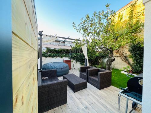 un cortile con mobili da giardino e pergolato di Superbe appartement avec jardin et parking privé a Ris-Orangis