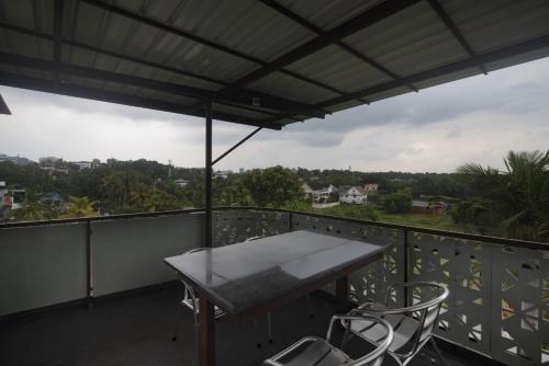 stół i krzesła na balkonie z widokiem w obiekcie Magni Home w mieście Koczin