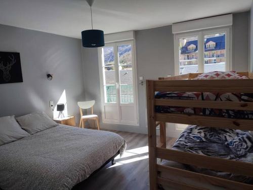 - une chambre avec un lit et deux lits superposés dans l'établissement Appartement plein Centre Cauterets, Vacances et Cures, à Cauterets