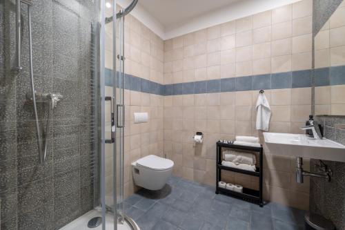 La salle de bains est pourvue d'une douche, de toilettes et d'un lavabo. dans l'établissement Palace Petrarca, à Prague