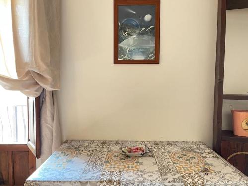 1 dormitorio con 1 cama con una foto en la pared en Appartamento Garibaldi centro Sicilia., en Barrafranca