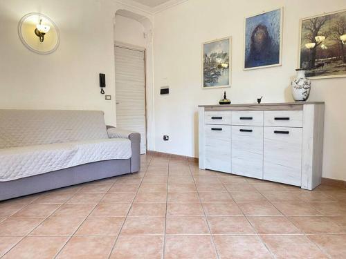 Barrafranca的住宿－Appartamento Garibaldi centro Sicilia.，卧室配有1张床,铺有瓷砖地板。