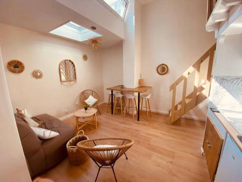 un salon avec un canapé et une table dans l'établissement Cosy Cœur de Lille, à Lille