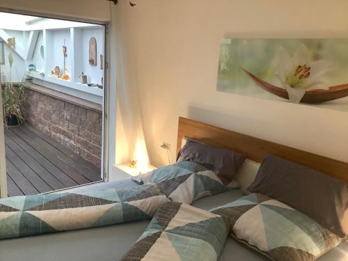 um quarto com uma cama e uma varanda em Ferienhaus Maar em Beckingen