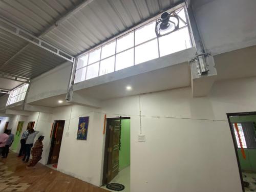 - un bâtiment avec une grande fenêtre et des personnes dans une chambre dans l'établissement Sai Anjali Convention, à Konârak