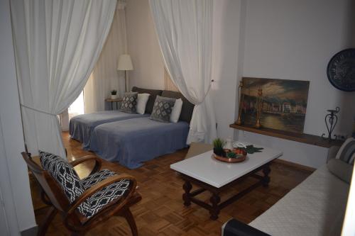 um quarto com uma cama, uma mesa e um sofá em Liberty Home em Tessalônica