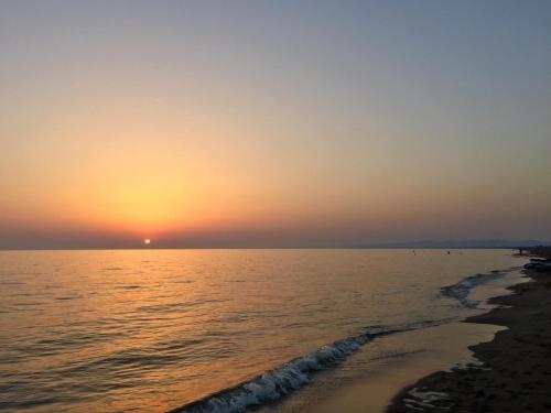 a sunset over the ocean on the beach at Casa Zefiro, tra pineta e mare! in Fregene