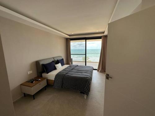 een slaapkamer met een bed en uitzicht op de oceaan bij Best Ocean View in The Gambia! in Sere Kunda