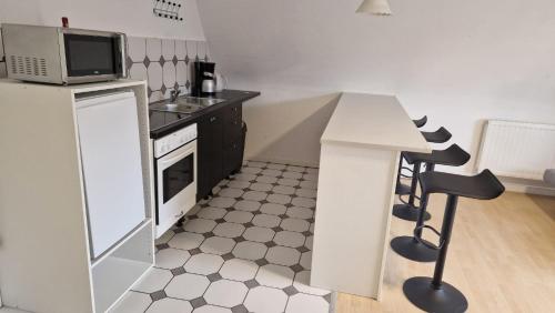 una pequeña cocina con fregadero y microondas en 2,5 Zimmerwohnung, en Mönchengladbach