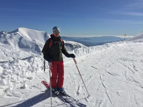 a man standing on skis on a snow covered mountain at Apartaments la Peguera in Bohí