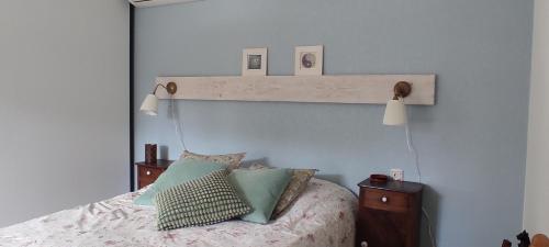 - une chambre avec un lit et deux photos au-dessus dans l'établissement Villa Anna, à Sérignan-du-Comtat