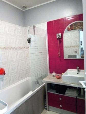 une salle de bain avec un lavabo et une baignoire et un lavabo dans l'établissement Villa Anna, à Sérignan-du-Comtat