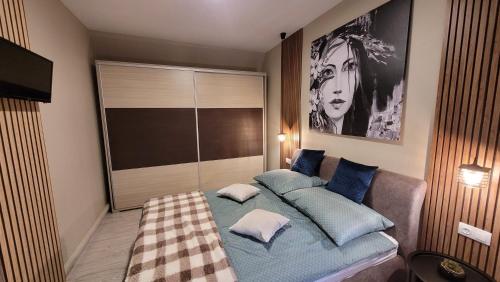 um quarto com uma cama com almofadas em Men's World em Gyula