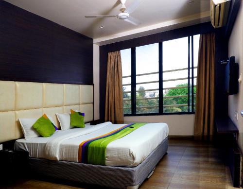 1 dormitorio con cama y ventana grande en Hotel Sai Vijay, en Nashik