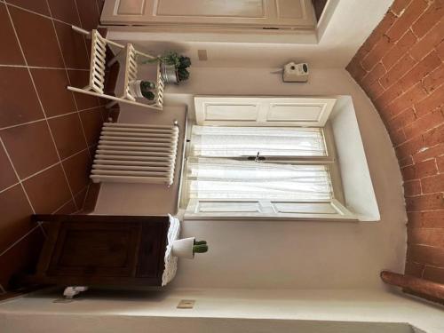 bagno con finestra e lavandino in camera di Casa del Glicine - Appartamento in palazzo storico a Pugnano