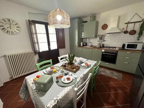 una cucina con un tavolo con del cibo sopra di Casa del Glicine - Appartamento in palazzo storico a Pugnano