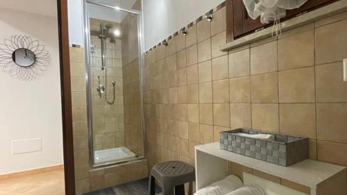 ein Bad mit einer Dusche und einem Waschbecken in der Unterkunft La finestra sul parco in Villetta Barrea