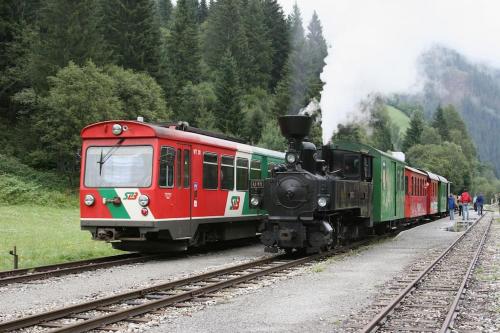 a red and green train traveling down the tracks at PAAL 162 - Tolle Aussicht, 2 Terasssen, Großes Grundstück in Stadl an der Mur