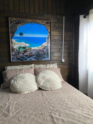 una camera con un letto con due cuscini sopra di Vilarejo Hospedagem a Ilha do Mel