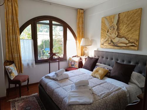 una camera con un grande letto e una finestra di B & V HOME a Montemerano
