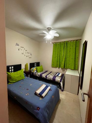 Posteľ alebo postele v izbe v ubytovaní Ideal Apartamento Manilva Playa
