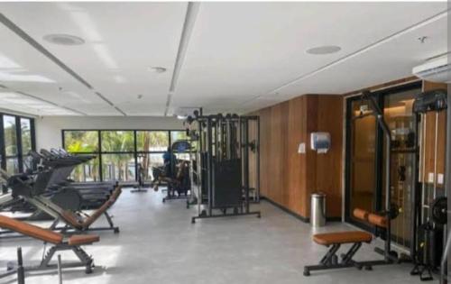 um ginásio com vários equipamentos de exercício numa sala em Salinas Premium Resort em Salinópolis